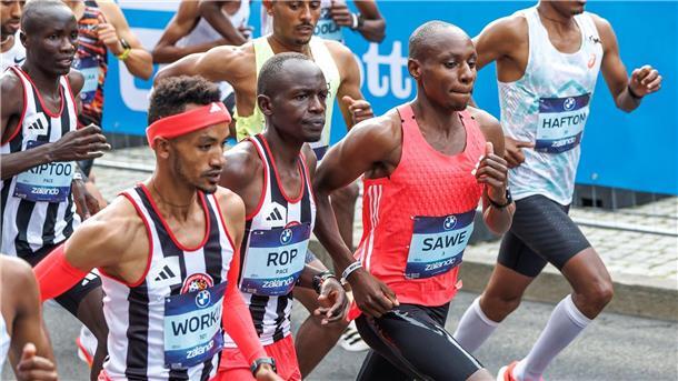 Favorit Sabastian Sawe (M) setzte sich schon früh im Berlin-Marathon ab.