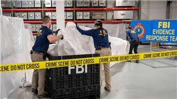 FBI-Spezialagenten begutachten das Material, das vom vor der Küste von South Carolina geborgenen Höhenballon stammt.