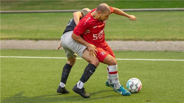 1. FC Nordenham mit Mehmet Ari gegen 1. FC Ohmstede II in der Fußball-Kreisliga