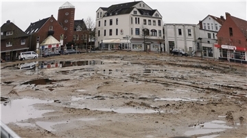 FDP und WIN sprechen sich für einen Neubau des Rathauses auf der Freifläche am Peterleeplatz aus.