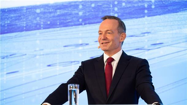 Wissing verlangt Zusammenlegung von Verkehrsverbünden FDP-Verkehrsminister Volker Wissing weicht der Frage aus, ob der Preis von 49 Euro für das Deutschlandticket gehalten werden kann.