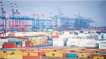 Featurefotos Hafen mit Blick auf Stromkaje und Containerterminal.