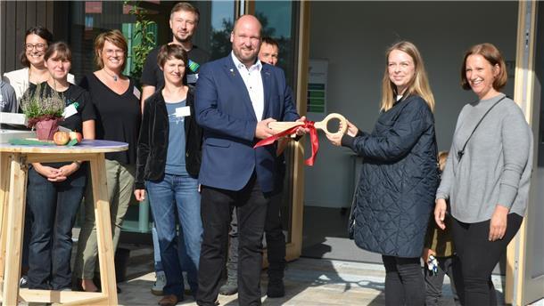 Feierliche Schlüsselübergabe zur offiziellen Eröffnung: die Architektinnen (von rechts) Cathrin Schultz und Kathrin Sievers übergeben das symbolische Schließwerkzeug an Hendrik Rehm, den Vorsitzenden des Stiftungsrates.