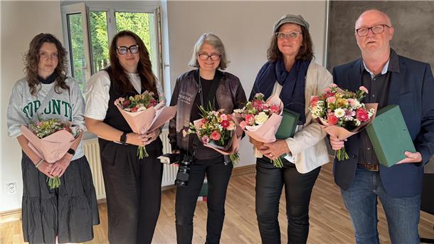Künstlerischer Austausch zwischen Darlowo und Brake Feierlicher Augenblick (von links): Linda Surdel, Marta Wojniusz-Bukowska (Darlowo), Heide Pinkall, Veronika Boyksen, Uwe Peglau (Brake).