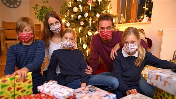 Feiern im engsten Kreis: Maximal fünf Personen aus zwei Haushalten sind nun auch an Weihnachten erlaubt.