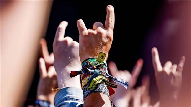 Metalfans verlassen Wacken ohne Probleme Feiern mit Musik und „Pommesgabel“.