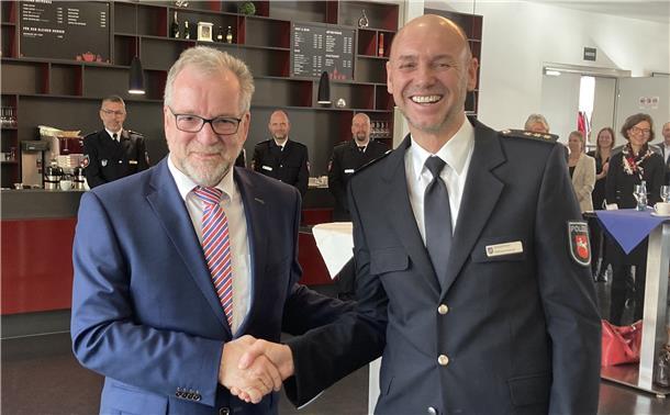 Wesermarsch: Polizeiinspektion hat einen neuen Leiter Feierstunde in Delmenhorst: Polizeipräsident Johann Kühme (links) zählte zu den Ersten, die Inspektionsleiter Wilfried Grieme zu seinem neuen Amt gratulierten.