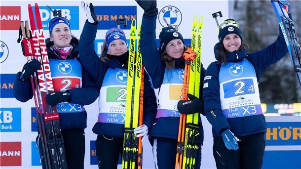 Verurteilter Biathlet-Star Simon muss Sperre fürchten Feierten einige Staffelerfolge zusammen: Justine Braisaz-Bouchet (2.vr.) und Julia Simon (r). (Archivbild)