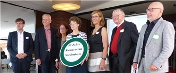 Feierten in den Weserterrassen das 50-jährige Bestehen des Vereins (von links): Bürgermeister Nils Siemen, Minister Björn Thümler, Doris Becker, Anne Humboldt, Jane Agena (beide vom Vorstand des Kunstvereins), Hinrich Bartels (Gründungsmitglied) und Dr. Burkhard Leimbach (Goethe-Gesellschaft).
