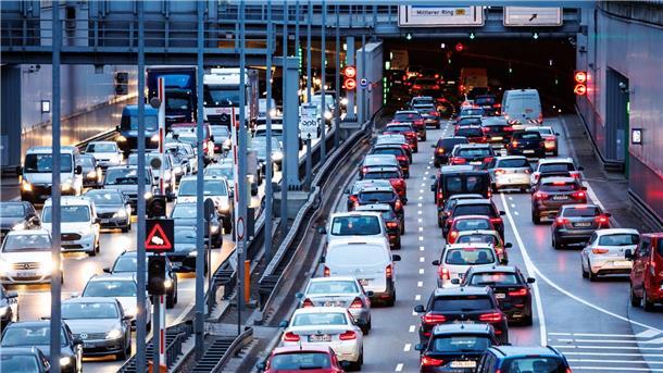 Lebensgefahr Luftverschmutzung: Über 250.000 Tote in der EU Feinstaub entsteht etwa durch den Betrieb von Autos, Heizungen in Wohnhäusern oder der Industrie, aber auch in der Landwirtschaft.