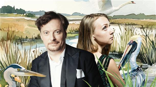 Bariton Georg Nigl und Pianistin Olga Pashchenko vor einer grafisch gestalteten Naturkulisse mit Reiher, Pelikan und Schwan.