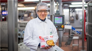 Felix Ahlers zeigt das neue Produkt: Butter Chicken. Das indische Reisgericht gilt nach eigenen Angaben im Handel als die erfolgreichste Neueinführung des Jahres.