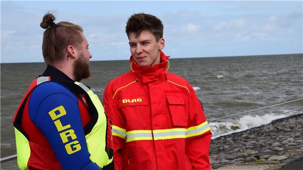 Die Rettungsschwimmer in Tossens besprechen ihre Übung. 