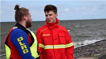 Die Rettungsschwimmer in Tossens besprechen ihre Übung. 