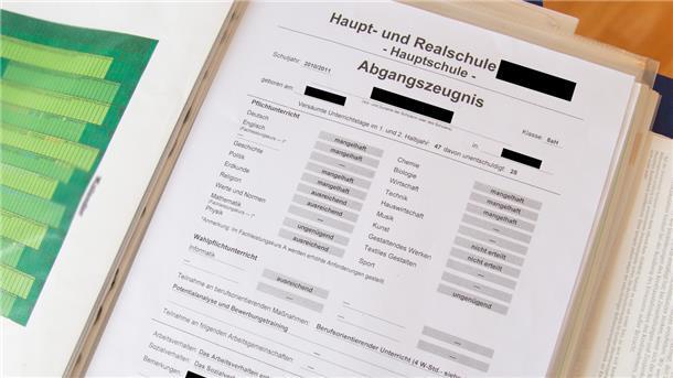 Drogensucht: Wie eine Mutter seit zehn Jahren um ihren Sohn kämpft Felix hat keinen Schulabschluss. In der 8. Klasse ging er ohne Abschluss von der Hauptschule ab.