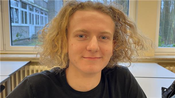Das denken Nordenhamer Erstwähler über die Bundestagswahl Junger Mann in einem Klassenraum