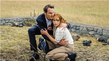 Felix Voss (Fabian Hinrichs) und Eva Hentschel (Sina Martens) gehen in Deckung.