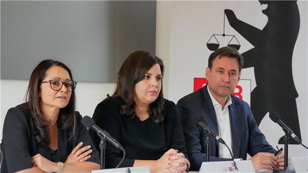 Schutz jüdischen Lebens: Suche nach Strafbarkeitslücken Felor Badenberg (l-r, parteilos), Berliner Senatorin für Justiz und Verbraucherschutz, spricht nach der Konferenz der Justizminister und -senatoren der Bundesländer während einer Pressekonferenz. Neben ihr sitzen Anna Gallina (Bündnis 90/Die Grünen), Hamburgs Senatorin für Justiz und Verbraucherschutz, und Georg Eisenreich (CSU), Staatsminister der Justiz in Bayern.
