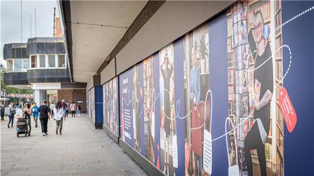 Fensterfronten des einstigen Karstadt-Kaufhauses sind als Aktion des Cityskippers mit Fotos lokaler Einzelhändler in Bremerhaven beklebt.