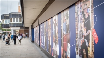 Fensterfronten des einstigen Karstadt-Kaufhauses sind als Aktion des Cityskippers mit Fotos lokaler Einzelhändler in Bremerhaven beklebt.