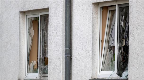 Tödlicher Brand in Alten- und Pflegeheim Fensterscheiben des Alten- und Pflegeheims sind zerbrochen.
