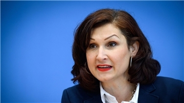 Ferda Ataman zufolge fühlen sich viele Betroffene und Angehörige des Anschlags von Staat und Behörden alleine gelassen.