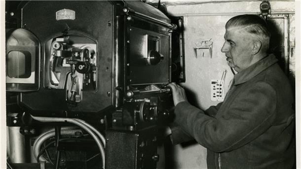 Ferdinand Holst arbeitete als Filmvorführer. Das Foto stammt aus dem Jahr 1958.