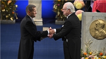 Ferenc Krausz (l) bekommt den Nobelpreis für Physik 2023 von Schwedens König Carl XVI. Gustaf in Stockholm.