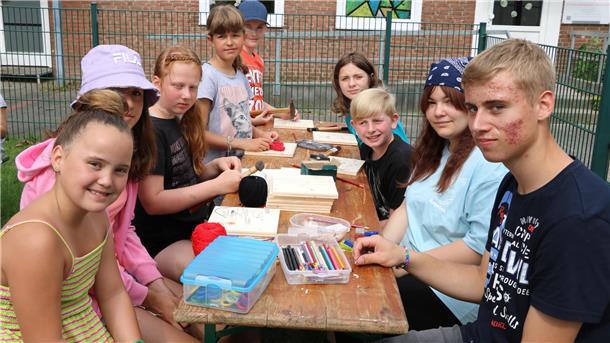 Ferienprogramm vor Ort: Die evangelische Kirche bietet an insgesamt vier Standorten Betreuung und Programm für Kinder - hier im Zentrum Alte Kirche