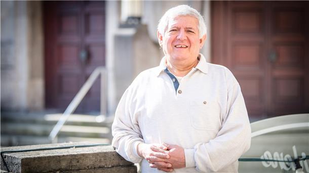 Fernando Valero war, bevor er nach Bremerhaven kam, noch nie in der Oper. Er glaubte auch, dass das Musiktheater nichts für ihn sei. Doch dann nahm ihn 1990 eine Freundin mit in eine Vorstellung des Stadttheaters. „Ich war fasziniert. Der Gesang hat mir gefallen“, sagt er. „Seit 2000 habe ich sogar eine Dauerkarte.“