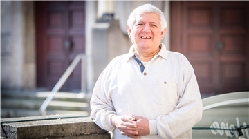 Fernando Valero war, bevor er nach Bremerhaven kam, noch nie in der Oper. Er glaubte auch, dass das Musiktheater nichts für ihn sei. Doch dann nahm ihn 1990 eine Freundin mit in eine Vorstellung des Stadttheaters. „Ich war fasziniert. Der Gesang hat mir gefallen“, sagt er. „Seit 2000 habe ich sogar eine Dauerkarte.“