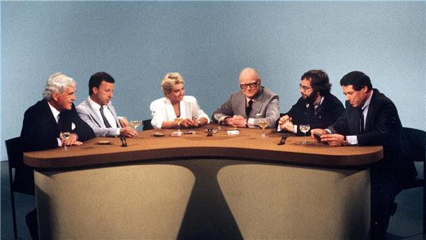 „Internationaler Frühschoppen“ - Mutter aller Polit-Talks  Fernseh-Moderator Werner Höfer (3.v.r.) im August 1987 mit seinen Gästen, darunter die ehemaligen Regierungssprecher Klaus Bölling (r) und Peter Boenisch (l).