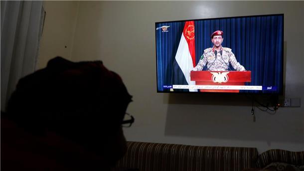 Wer sind die Huthis und was wollen sie im Gaza-Krieg? Fernsehansprache von Yahya Saree - der Sprecher der Huthi-Rebellen. Die vom Iran unterstützten Rebellen intensivieren ihre Angriffe auf Handelsschiffe im Roten Meer.