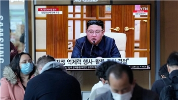 Fernsehbilder im Bahnhof von Seoul zeigen den nordkoreanischen Machthaber Kim Jong Un.