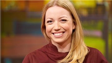 Fernsehköchin Zora Klipp steht in der Studiokulisse der Sendung „Familien-Kochduell“.
