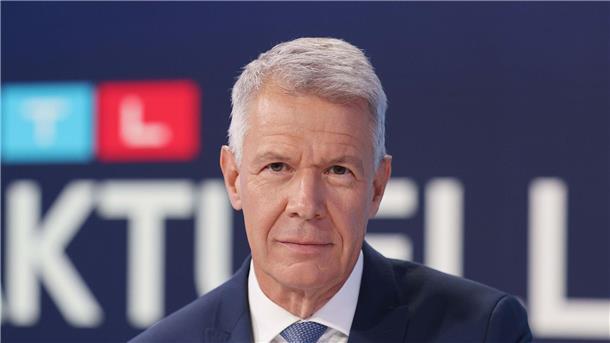 Peter Kloeppel nimmt die Deutsche Bahn unter die Lupe Fernsehmoderator Peter Kloeppel wirft einen kritischen Blick auf die Deutsche Bahn.