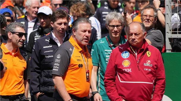 Schon wieder Alarmstufe rot: Formel-1-Notfall Ferrari Ferrari-Teamchef Frederic Vasseur (r.) setzt auf Zweck-Optimismus.