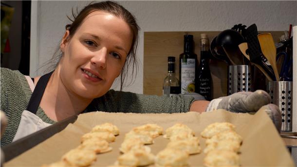 15 Minuten in der Weihnachtsbäckerei Fertig. Leicht gebräunt dürfen die Kokosmakronen aus dem Ofen.