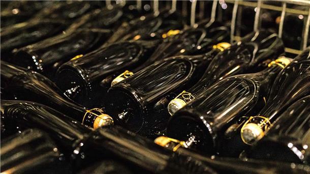 Frankreichs Wein- und Spirituosenexporte sinken Fertig verkorkte Flaschen mit Cremant  im Keller eines Weinguts im Elsass.