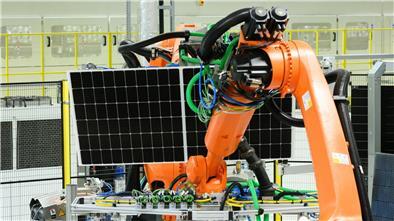 Fertigung von Solarmodulen im Werk der Solarwatt GmbH in Dresden.