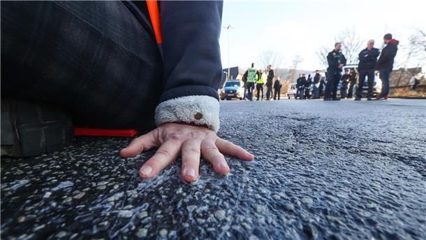 Streit über Deals mit „Klimaklebern“ Festgeklebt auf der Straße: „Auch robuste Blockadeaktionen fallen unter das Versammlungsrecht.“