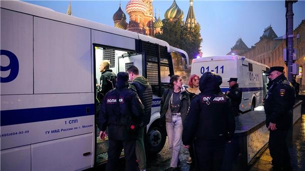 Russland: Mehr als 700 Festnahmen bei Anti-Kriegs-Protesten Festgenommene Demonstranten am Roten Platz in Moskau.