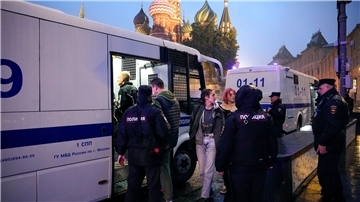 Festgenommene Demonstranten am Roten Platz in Moskau.