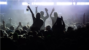 Festivalbesucher vor einer Bühne beim Musik- und Kunst-Festival „MS Dockville“ in Hamburg.