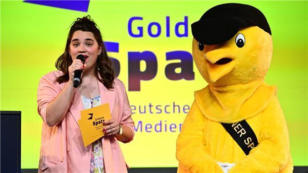 „Goldener Spatz“ für Lassie  Festivalleiterin Elisabeth Wenk und der „Goldene Spatz“.