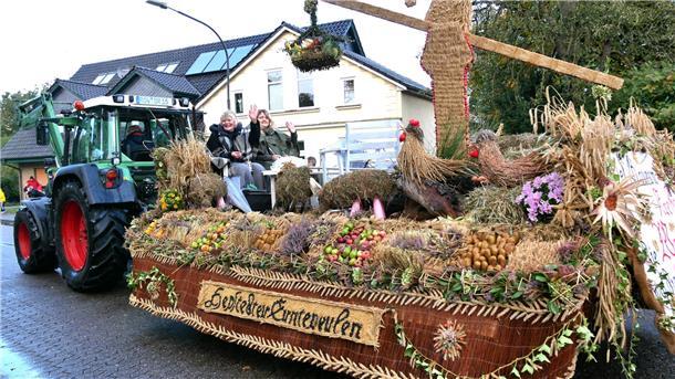 Festlich geschmückte Erntewagen