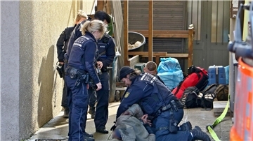 Festnahme eines bewaffneten Mannes nach dem Wohnungsbrand in Stuttgart am Dienstag.