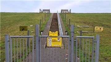Festung Deich: Auch bei der Mühle Aschwarden ist der Zaun mit einem Elektrozaun gegen den Wolf gesichert. 