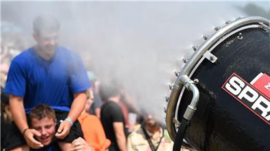 Feuchter Sprühnebel wird beim Hurricane Festival 2023 zur Abkühlung für die Festival-Besucher versprüht.