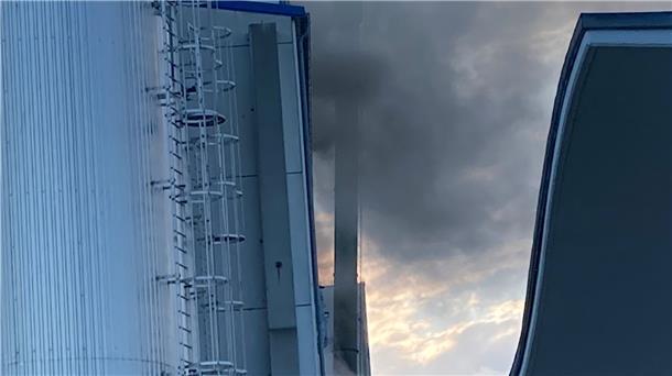 Feuer an einem Gebäude der Olenex-Raffinerie: Dunkle Rauchwolken stiegen auf, durch die Hitze geriet der Schornstein in Schieflage.